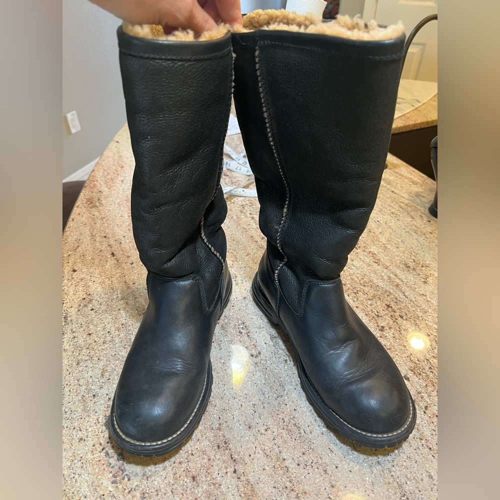 UGG S/N 5490 Women’s Brooks Leather, Shearling Black Tall Pull On Boots Size 7